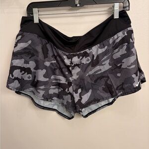 Nike Women's lined Black & Gray Camo Athletic Shorts xl